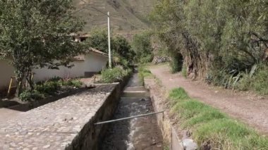 Yucay Peru 'daki su kanalı videosu. İnka döneminden kalma ve hala tarım için işlevsel olan eski inşaat.