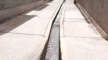 Peru Andes Yolu 'ndaki küçük bir kasabada şehir sahnesinde su kanalı. Cusco Peru 'da su nakli.