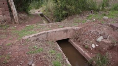 Cusco Peru 'daki su kanalı videosu. Tarım için su altyapısı.