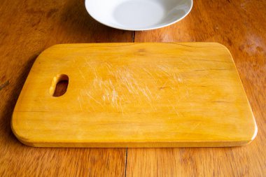 Mutfak aletleri. Malzemeleri kesmek için aşçılık araçları önceden ayarlandı.