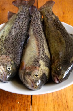 Pişirmek için taze alabalık hazırlıyorum. Peru And Dağlarından çiğ taze balık.