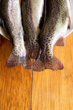 Pişirmek için taze alabalık hazırlıyorum. Peru And Dağlarından çiğ taze balık.