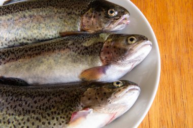 Pişirmek için taze alabalık hazırlıyorum. Peru And Dağlarından çiğ taze balık.