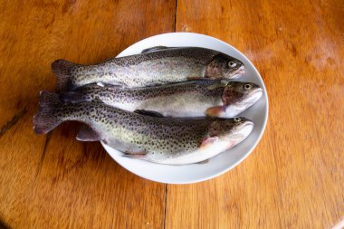 Pişirmek için taze alabalık hazırlıyorum. Peru And Dağlarından çiğ taze balık.