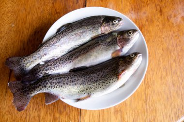 Pişirmek için taze alabalık hazırlıyorum. Peru And Dağlarından çiğ taze balık.