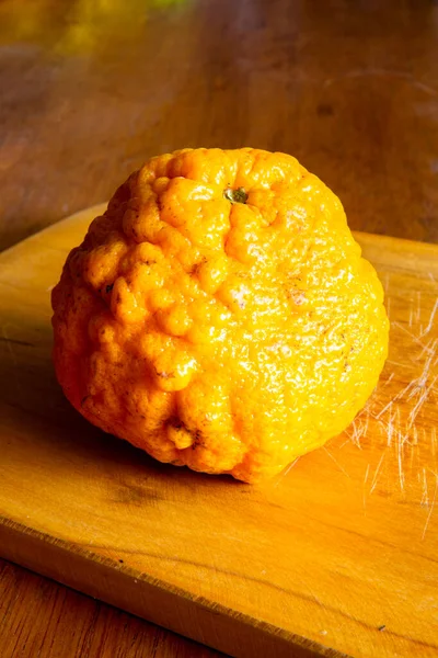 Čerstvě Organický Pomeranč Dřevěné Desce Přírodní Ovoce Peruánské Džungle — Stock fotografie
