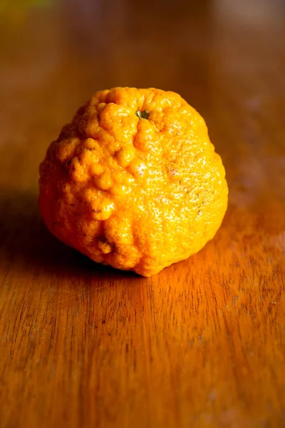 Laranja Orgânica Fresca Sobre Uma Tábua Madeira Fruta Natural Selva — Fotografia de Stock