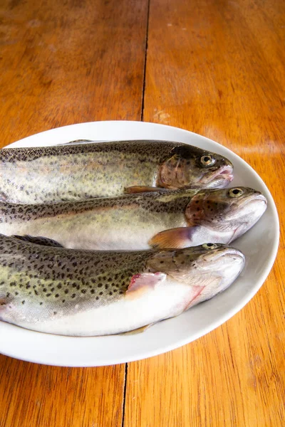 Pişirmek için taze alabalık hazırlıyorum. Peru And Dağlarından çiğ taze balık.