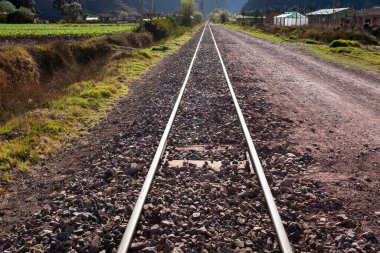 Peru And Dağları 'nın kırsal kesimlerinde demiryolu rayları var. Peru 'nun kutsal vadisinde kırsal bir manzara..