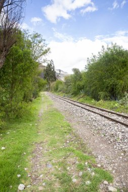 Peru And Dağları 'nın kırsal kesimlerinde demiryolu rayları var. Peru 'nun kutsal vadisinde kırsal bir manzara..