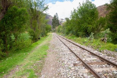 Peru And Dağları 'nın kırsal kesimlerinde demiryolu rayları var. Peru 'nun kutsal vadisinde kırsal bir manzara..