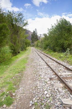 Peru And Dağları 'nın kırsal kesimlerinde demiryolu rayları var. Peru 'nun kutsal vadisinde kırsal bir manzara..