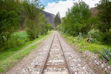 Peru And Dağları 'nın kırsal kesimlerinde demiryolu rayları var. Peru 'nun kutsal vadisinde kırsal bir manzara..