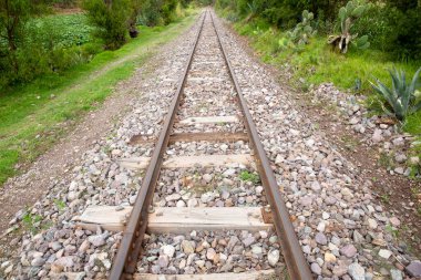 Peru And Dağları 'nın kırsal kesimlerinde demiryolu rayları var. Peru 'nun kutsal vadisinde kırsal bir manzara..