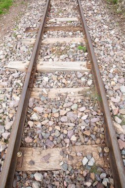 Peru And Dağları 'nın kırsal kesimlerinde demiryolu rayları var. Peru 'nun kutsal vadisinde kırsal bir manzara..