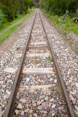 Peru And Dağları 'nın kırsal kesimlerinde demiryolu rayları var. Peru 'nun kutsal vadisinde kırsal bir manzara..