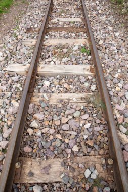 Peru And Dağları 'nın kırsal kesimlerinde demiryolu rayları var. Peru 'nun kutsal vadisinde kırsal bir manzara..