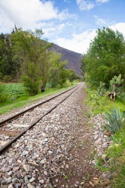 Peru And Dağları 'nın kırsal kesimlerinde demiryolu rayları var. Peru 'nun kutsal vadisinde kırsal bir manzara..