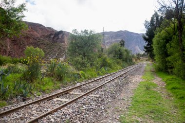 Peru And Dağları 'nın kırsal kesimlerinde demiryolu rayları var. Peru 'nun kutsal vadisinde kırsal bir manzara..