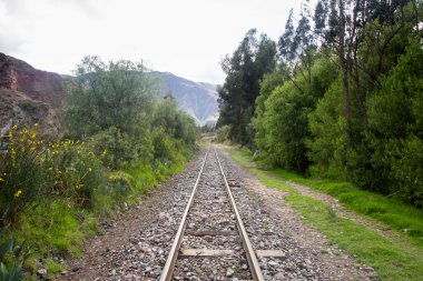 Peru And Dağları 'nın kırsal kesimlerinde demiryolu rayları var. Peru 'nun kutsal vadisinde kırsal bir manzara..