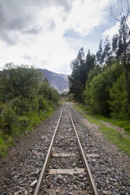 Peru And Dağları 'nın kırsal kesimlerinde demiryolu rayları var. Peru 'nun kutsal vadisinde kırsal bir manzara..