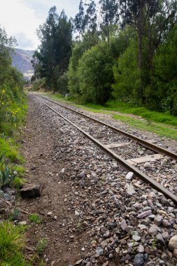 Peru And Dağları 'nın kırsal kesimlerinde demiryolu rayları var. Peru 'nun kutsal vadisinde kırsal bir manzara..