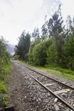 Peru And Dağları 'nın kırsal kesimlerinde demiryolu rayları var. Peru 'nun kutsal vadisinde kırsal bir manzara..