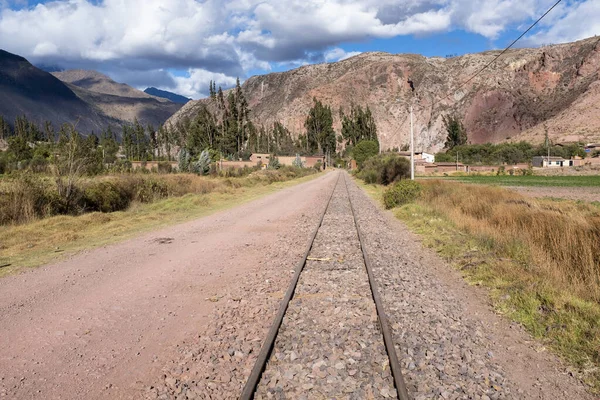 Peru And Dağları 'nın kırsal kesimlerinde demiryolu rayları var. Peru 'nun kutsal vadisinde kırsal bir manzara..