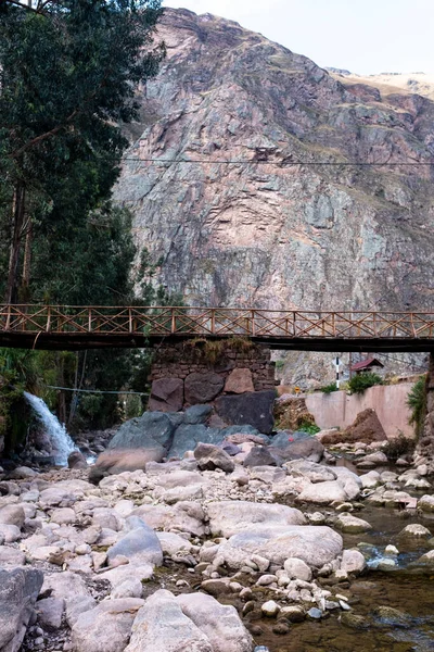 クスコの聖なる谷のヴィラノタ川を渡る木で作られた農村橋ペルー — ストック写真