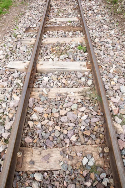 Peru And Dağları 'nın kırsal kesimlerinde demiryolu rayları var. Peru 'nun kutsal vadisinde kırsal bir manzara..