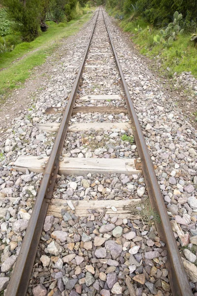 Peru And Dağları 'nın kırsal kesimlerinde demiryolu rayları var. Peru 'nun kutsal vadisinde kırsal bir manzara..