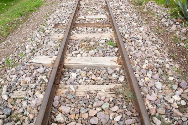 Peru And Dağları 'nın kırsal kesimlerinde demiryolu rayları var. Peru 'nun kutsal vadisinde kırsal bir manzara..