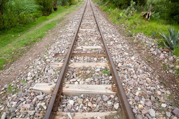 Peru And Dağları 'nın kırsal kesimlerinde demiryolu rayları var. Peru 'nun kutsal vadisinde kırsal bir manzara..