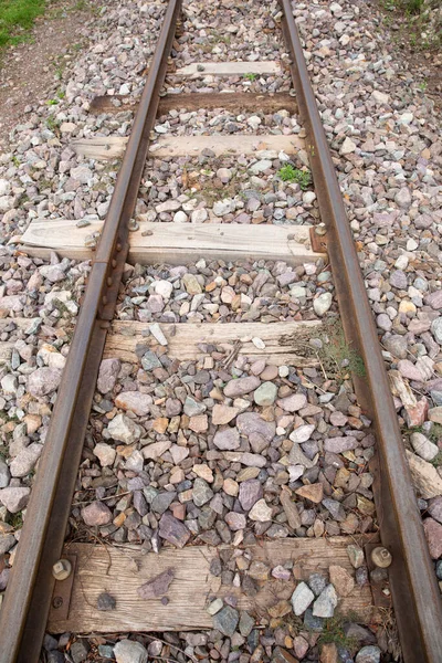 Peru And Dağları 'nın kırsal kesimlerinde demiryolu rayları var. Peru 'nun kutsal vadisinde kırsal bir manzara..