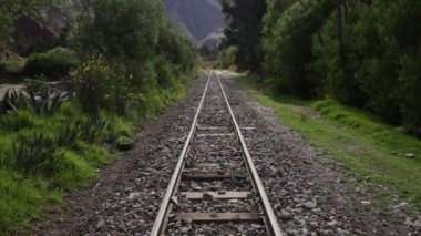 Peru And Dağları 'nın kırsal kesimlerinde demiryolu rayları var. Peru 'nun kutsal vadisinde kırsal bir manzara..