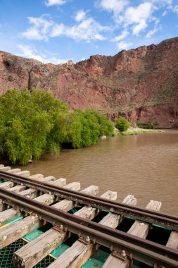 Peru And Dağları 'nın kırsal kesimlerinde demiryolu rayları var. Peru 'nun kutsal vadisinde kırsal bir manzara. Vilcanota Nehri 'ni geçen demiryolu köprüsü.