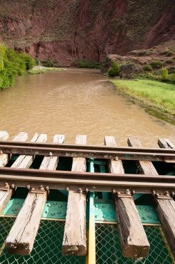 Peru And Dağları 'nın kırsal kesimlerinde demiryolu rayları var. Peru 'nun kutsal vadisinde kırsal bir manzara. Vilcanota Nehri 'ni geçen demiryolu köprüsü.