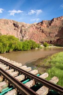 Peru And Dağları 'nın kırsal kesimlerinde demiryolu rayları var. Peru 'nun kutsal vadisinde kırsal bir manzara. Vilcanota Nehri 'ni geçen demiryolu köprüsü.