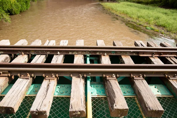 Peru And Dağları 'nın kırsal kesimlerinde demiryolu rayları var. Peru 'nun kutsal vadisinde kırsal bir manzara. Vilcanota Nehri 'ni geçen demiryolu köprüsü.