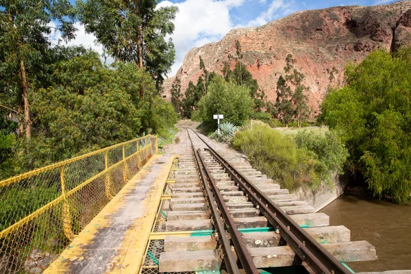 Peru And Dağları 'nın kırsal kesimlerinde demiryolu rayları var. Peru 'nun kutsal vadisinde kırsal bir manzara. Vilcanota Nehri 'ni geçen demiryolu köprüsü.