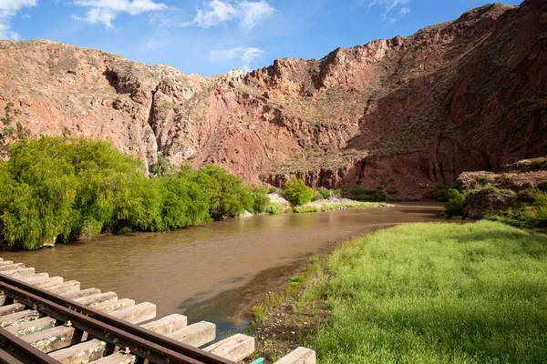 Peru And Dağları 'nın kırsal kesimlerinde demiryolu rayları var. Peru 'nun kutsal vadisinde kırsal bir manzara. Vilcanota Nehri 'ni geçen demiryolu köprüsü.