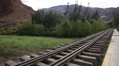 Peru And Dağları 'nın kırsal kesimlerinde demiryolu rayları var. Peru 'nun kutsal vadisinde kırsal bir manzara. Vilcanota Nehri 'ni geçen demiryolu köprüsü.