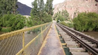 Peru And Dağları 'nın kırsal kesimlerinde demiryolu rayları var. Peru 'nun kutsal vadisinde kırsal bir manzara. Vilcanota Nehri 'ni geçen demiryolu köprüsü.