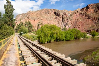 Peru And Dağları 'nın kırsal kesimlerinde demiryolu rayları var. Peru 'nun kutsal vadisinde kırsal bir manzara. Vilcanota Nehri 'ni geçen demiryolu köprüsü.