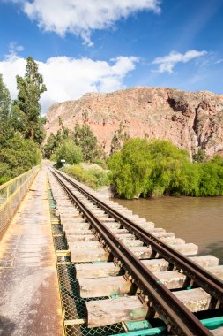 Peru And Dağları 'nın kırsal kesimlerinde demiryolu rayları var. Peru 'nun kutsal vadisinde kırsal bir manzara. Vilcanota Nehri 'ni geçen demiryolu köprüsü.