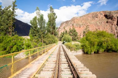 Peru And Dağları 'nın kırsal kesimlerinde demiryolu rayları var. Peru 'nun kutsal vadisinde kırsal bir manzara. Vilcanota Nehri 'ni geçen demiryolu köprüsü.