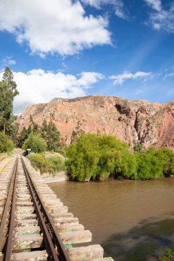 Peru And Dağları 'nın kırsal kesimlerinde demiryolu rayları var. Peru 'nun kutsal vadisinde kırsal bir manzara. Vilcanota Nehri 'ni geçen demiryolu köprüsü.