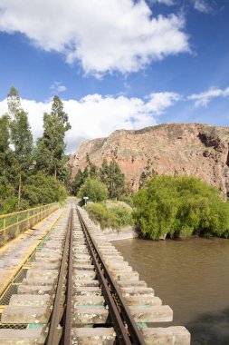 Peru And Dağları 'nın kırsal kesimlerinde demiryolu rayları var. Peru 'nun kutsal vadisinde kırsal bir manzara. Vilcanota Nehri 'ni geçen demiryolu köprüsü.