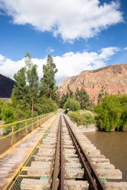 Peru And Dağları 'nın kırsal kesimlerinde demiryolu rayları var. Peru 'nun kutsal vadisinde kırsal bir manzara. Vilcanota Nehri 'ni geçen demiryolu köprüsü.