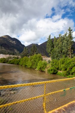 Peru And Dağları 'nın kırsal kesimlerinde demiryolu rayları var. Peru 'nun kutsal vadisinde kırsal bir manzara. Vilcanota Nehri 'ni geçen demiryolu köprüsü.